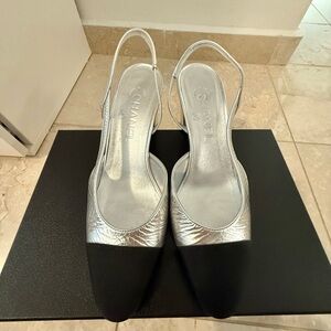 CHANEL Women's Silver and Black Heels size 38.5